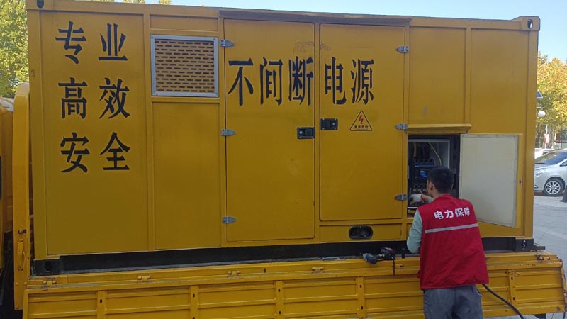巴东柴油发电机组和UPS电源配合使用时，如何避免切换过程中的电力中断？